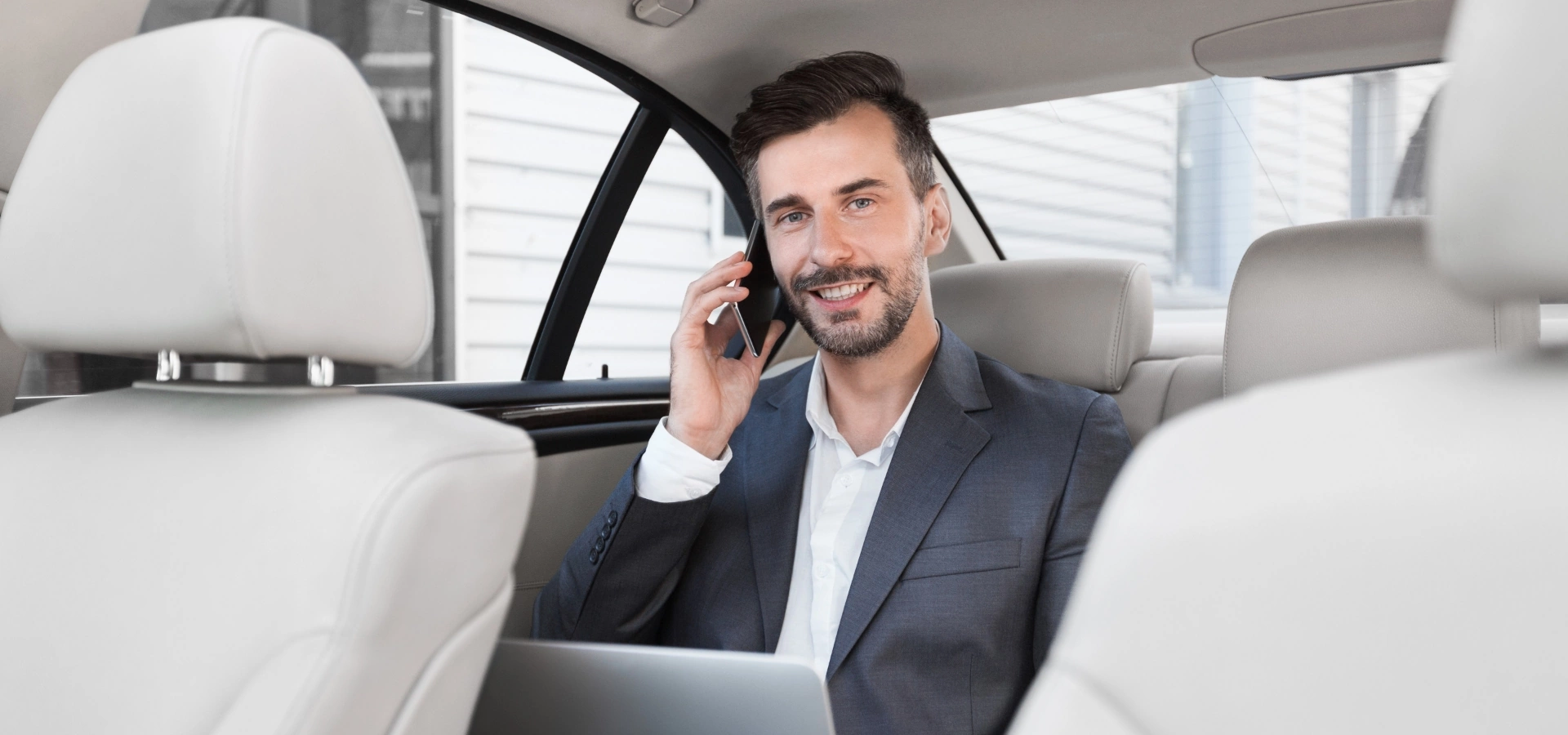 Mężczyzna rozmawiający przez telefon w samochodzie